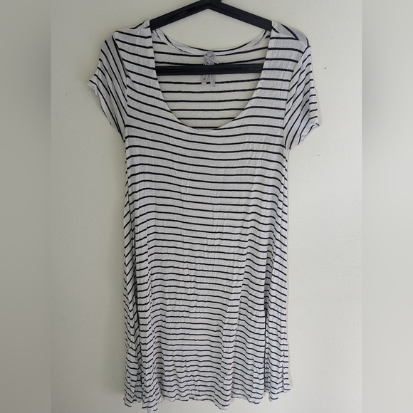 Black and White Dress - Picture 3 of 3